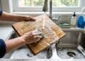 Como lavar tábuas de corte para evitar bactérias perigosas na comida