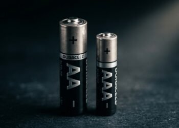 Qual a diferença entre pilhas AA e AAA e qual o significado das letras
