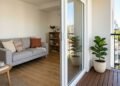 A varanda pequena que antes servia só para guardar coisas vira extensão da sala com 3 escolhas simples de decoração