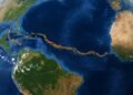Vista de satélite do oceano Atlântico com uma extensa faixa marrom de algas na superfície