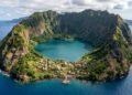 A ilha mais inacreditável do mundo abriga 170 pessoas dentro de uma enorme cratera