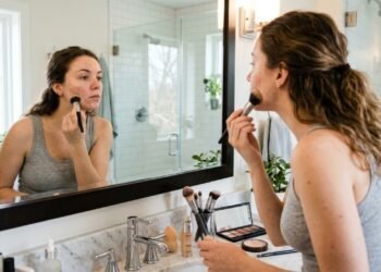 Os 5 erros de maquiagem que impedem você de conseguir o bronzeado natural que as francesas amam