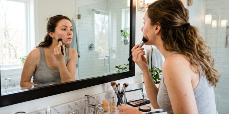 Os 5 erros de maquiagem que impedem você de conseguir o bronzeado natural que as francesas amam