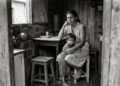 Muitas pessoas que cresceram nas décadas de 1960 e 70 foram moldadas pela escassez real e algumas passaram a vida adulta tentando dar aos filhos mais do que tiveram, apenas para ver seus netos crescerem sob valores que mal reconheciam