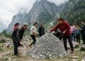 O significado do provérbio chinês, “Quem move montanhas começa carregando pequenas pedras”