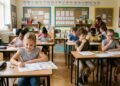 Segundo estudos, crianças mais velhas dentro da mesma sala tendem a se destacar mais em testes e avaliações nos primeiros anos escolares, apontando como a diferença de idade pode influenciar desempenho acadêmico, maturidade e desenvolvimento cognitivo inicial