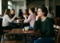 5 hábitos silenciosos de pessoas com inteligência acima da média que passam despercebidos no dia a dia, mas revelam padrões sutis de pensamento, comportamento e tomada de decisão que diferenciam essas pessoas sem chamar atenção