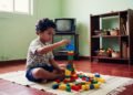 Estudos mostram que crianças que brincavam sozinhas com frequência desenvolviam níveis mais altos de criatividade, autonomia emocional e capacidade de resolver problemas, revelando como o tempo sozinho pode ser essencial para o desenvolvimento infantil saudável
