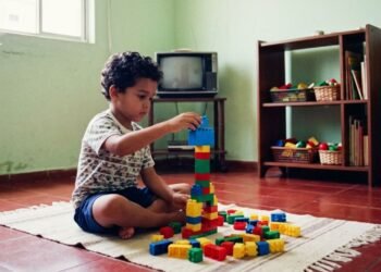 Estudos mostram que crianças que brincavam sozinhas com frequência desenvolviam níveis mais altos de criatividade, autonomia emocional e capacidade de resolver problemas, revelando como o tempo sozinho pode ser essencial para o desenvolvimento infantil saudável