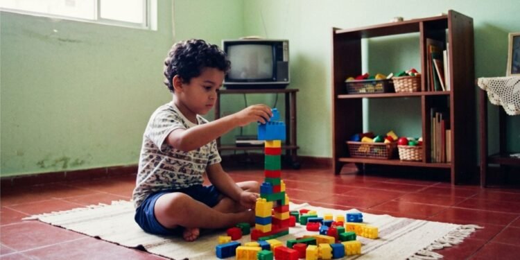 Estudos mostram que crianças que brincavam sozinhas com frequência desenvolviam níveis mais altos de criatividade, autonomia emocional e capacidade de resolver problemas, revelando como o tempo sozinho pode ser essencial para o desenvolvimento infantil saudável