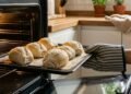 Como amolecer pão amanhecido rapidamente sem micro-ondas usando vapor de água no forno e recuperar a maciez original, o aroma fresco e a textura crocante por fora e macia por dentro como se tivesse acabado de sair da padaria