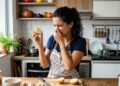 Como tirar o cheiro forte de cebola das mãos de forma rápida e eficaz usando truques simples da cozinha que eliminam o odor e deixam a pele com sensação de limpeza e frescor em poucos segundos
