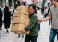 O significado do provérbio oriental “Quem insiste em carregar tudo sozinho, logo se cansa do caminho” no desenvolvimento pessoal e equilíbrio emocional