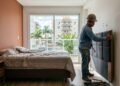 Nem cabeceira de cama estofada, nem madeira clássica: o novo estilo minimalista que está dominando os quartos em 2026