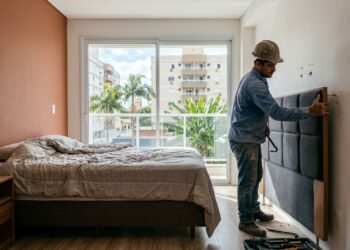 Nem cabeceira de cama estofada, nem madeira clássica: o novo estilo minimalista que está dominando os quartos em 2026
