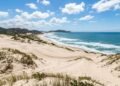 A praia do Sul do Brasil com dunas gigantes e sem construções fixas que impressiona por parecer um deserto à beira-mar