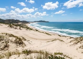 A praia do Sul do Brasil com dunas gigantes e sem construções fixas que impressiona por parecer um deserto à beira-mar