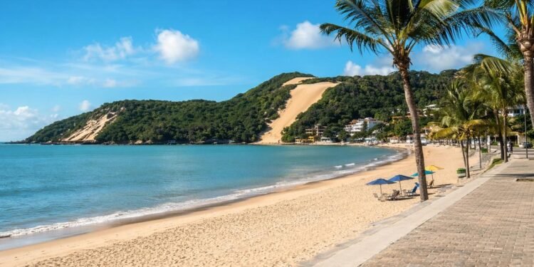 A cidade do sol tem cerca de 300 dias de sol por ano, recebe mais de 2 milhões de turistas e nasceu em 25 de dezembro, data que inspirou seu nome