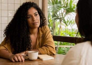 A psicologia indica que ouvir mais do que falar é característico de pessoas com alta inteligência social e empatia
