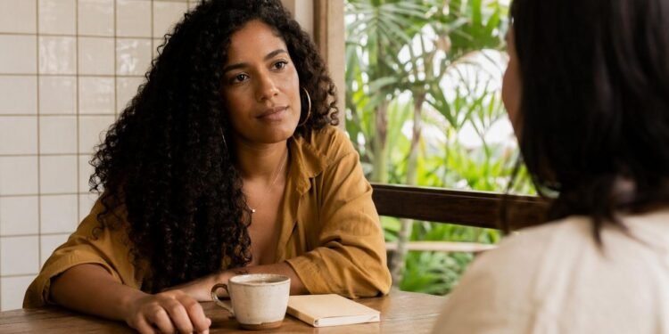 A psicologia indica que ouvir mais do que falar é característico de pessoas com alta inteligência social e empatia