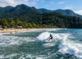 A "Capital do Surfe" esconde ilhas paradisíacas, trilhas na Mata Atlântica e uma rica culinária caiçara ancestral