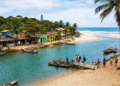 A histórica vila de 1.000 habitantes no Nordeste que você só consegue chegar por meio de canoa está atraindo com sua beleza preservada