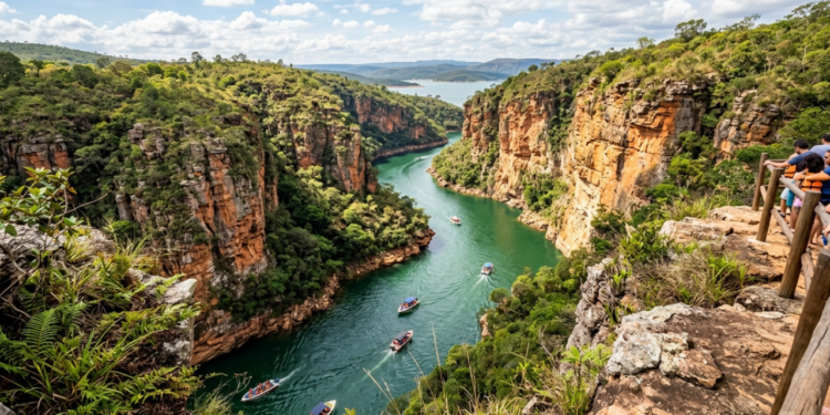 O paraíso das águas turquesa em Minas Gerais reúne cânions, trilhas, gastronomia típica e um dos maiores lagos artificiais do mundo