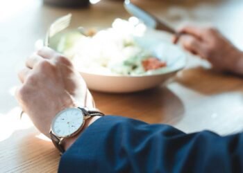 Qual o melhor horário para o almoço, segundo especialistas