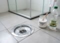 Como desentupir o ralo do chuveiro em minutos sem usar produtos químicos fortes