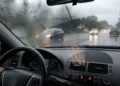 Como desembaçar o vidro do carro rapidamente durante a chuva