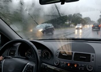 Como desembaçar o vidro do carro rapidamente durante a chuva