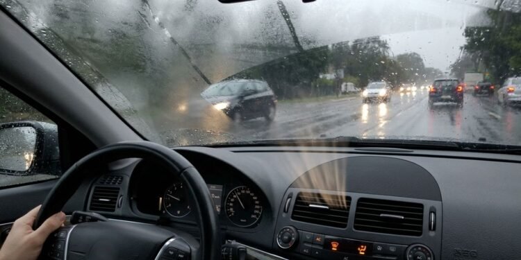 O fenômeno acontece devido à diferença de temperatura entre o interior e o exterior do veículo