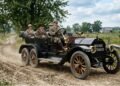 O estranho carro de oito rodas criado há mais de 100 anos que parecia uma invenção do futuro