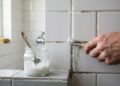 O que acontece ao misturar bicarbonato de sódio com água oxigenada na limpeza da casa