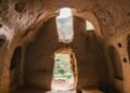 Ele removeu 70 toneladas de pedra com as próprias mãos e transformou uma caverna de 800 anos em uma casa