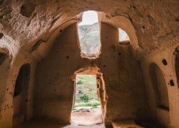 Ele removeu 70 toneladas de pedra com as próprias mãos e transformou uma caverna de 800 anos em uma casa