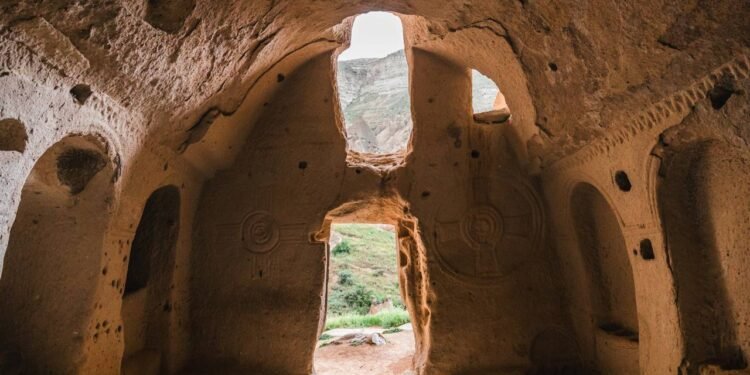 A casa-caverna chama atenção pelo contraste entre aparência rústica e recursos modernos, unindo charme ancestral e conforto de hoje. Créditos: depositphotos.com / AlexGukBO