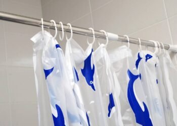 Adeus às cortinas plásticas de chuveiro: uma nova tendência que está tomando conta das casas
