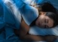 Três mudanças noturnas para dormir melhor na transição da menopausa