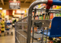 O botão escondido no carrinho de supermercado que serve para uma função que 99% das pessoas ignoram