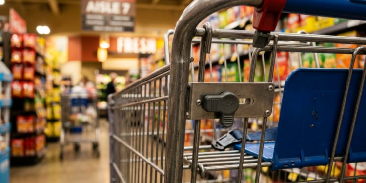 O botão escondido no carrinho de supermercado que serve para uma função que 99% das pessoas ignoram