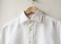 Por que os botões das camisas masculinas e femininas ficam de lados opostos? A razão é histórica