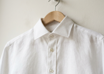 Por que os botões das camisas masculinas e femininas ficam de lados opostos? A razão é histórica