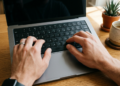 Por que as letras do teclado do computador não são organizadas em ordem alfabética? O motivo é mecânico