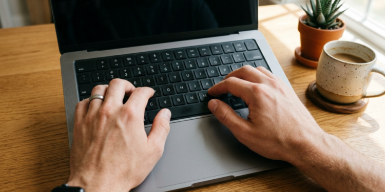 Como surgiu o teclado QWERTY e por que ele permanece
