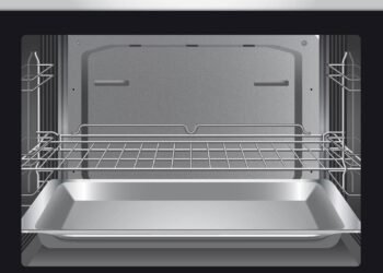 Nem vinagre, nem bicarbonato de sódio: a melhor forma de tirar a gordura do forno e das assadeiras