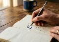 Como uma pessoa mentirosa escreve a letra “E”, segundo a grafologia