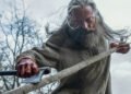 Hugh Jackman caracterizado como Robin Hood, com barba grisalha e expressão sombria, em cena de "A Morte de Robin Hood".