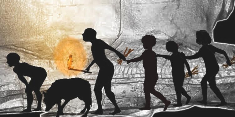 Ilustração de silhuetas de cinco humanos pré-históricos e um cão caminhando em fila por uma caverna escura, um adulto segurando um graveto de pinheiro em chamas para iluminar o caminho.