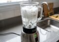 O truque para lavar o liquidificador em menos de 1 minuto sem desmontar as peças e sem fazer bagunça